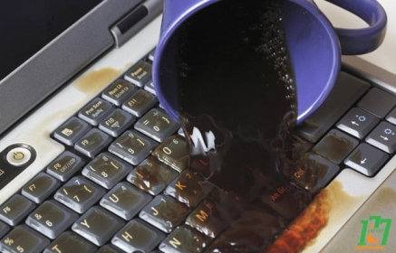 (LAPTOP127) Nếu chẳng may đổ nước hay cà phê lên laptop, đây là 5 bước ‘thần thánh’ để giải nguy cực kỳ hiệu quả