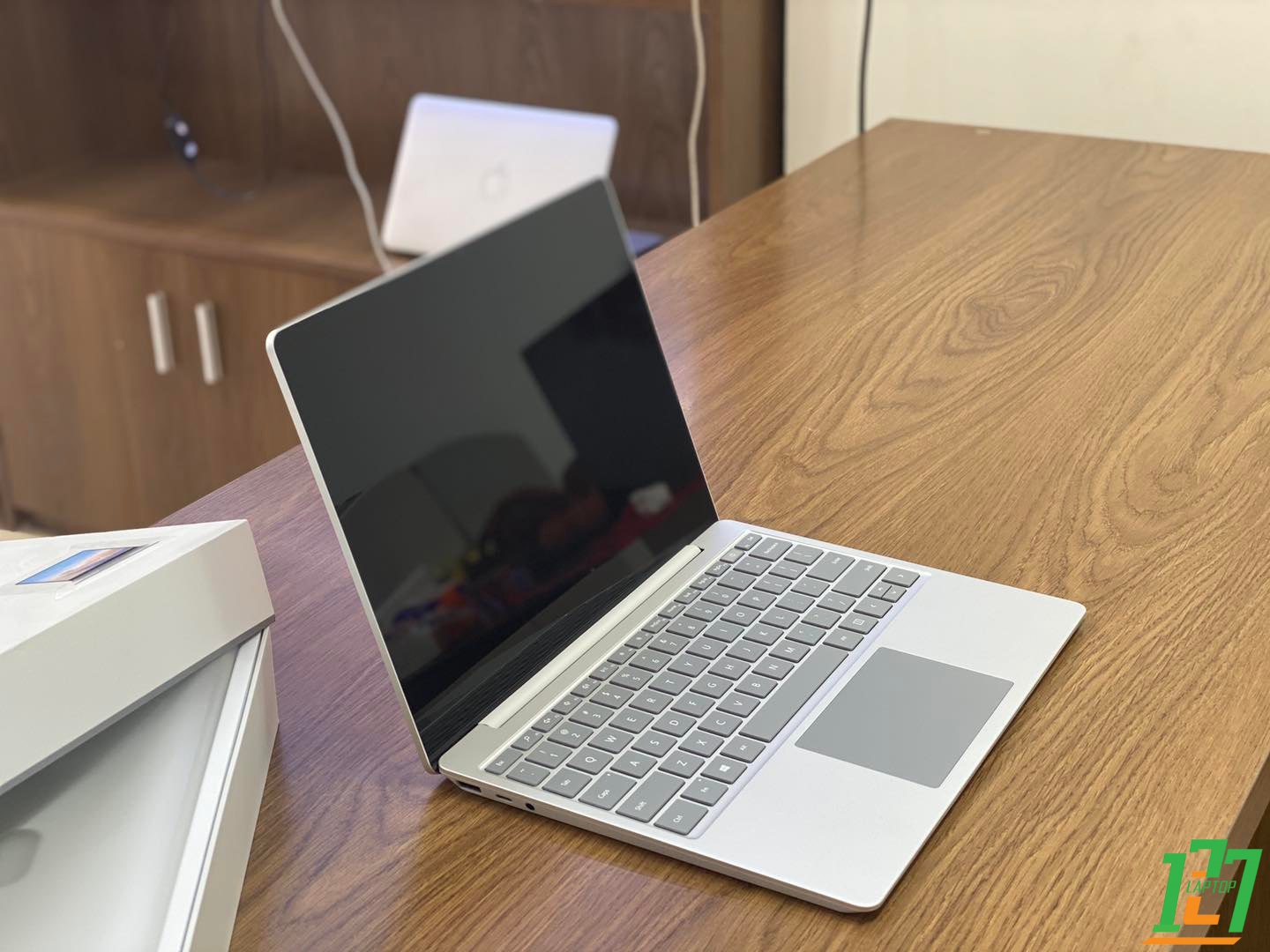 Laptop Microsoft Surface Go i5 1035G1 {new 100%}